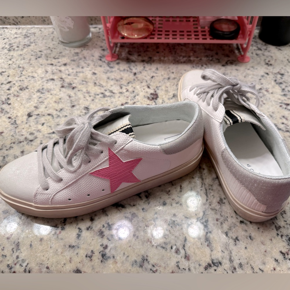 ShuShop White Sneakers with Pink Star Accent